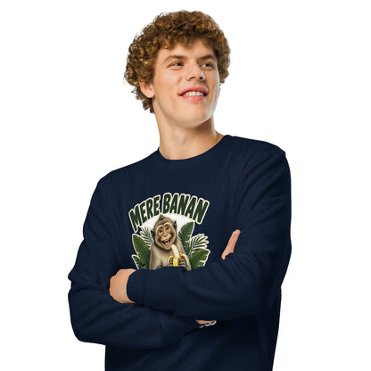Sweatshirt med teksten Mere banan, mindre bur og en glad abe med en banan i farven marineblå, båret af en ung mand