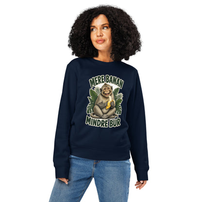 Sweatshirt med teksten Mere banan, mindre bur og en glad abe med en banan i farven marineblå, båret af en ung kvinde