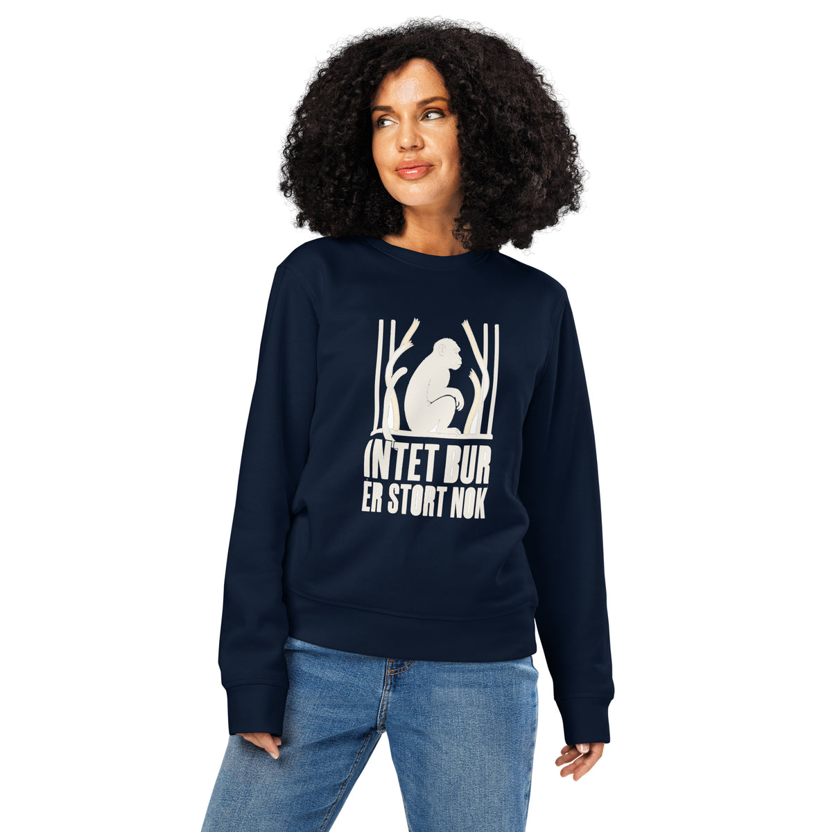 Sweatshirt med teksten Intet bur er stort nok og en abe bag tremmer i farven marineblå, båret af en ung kvinde