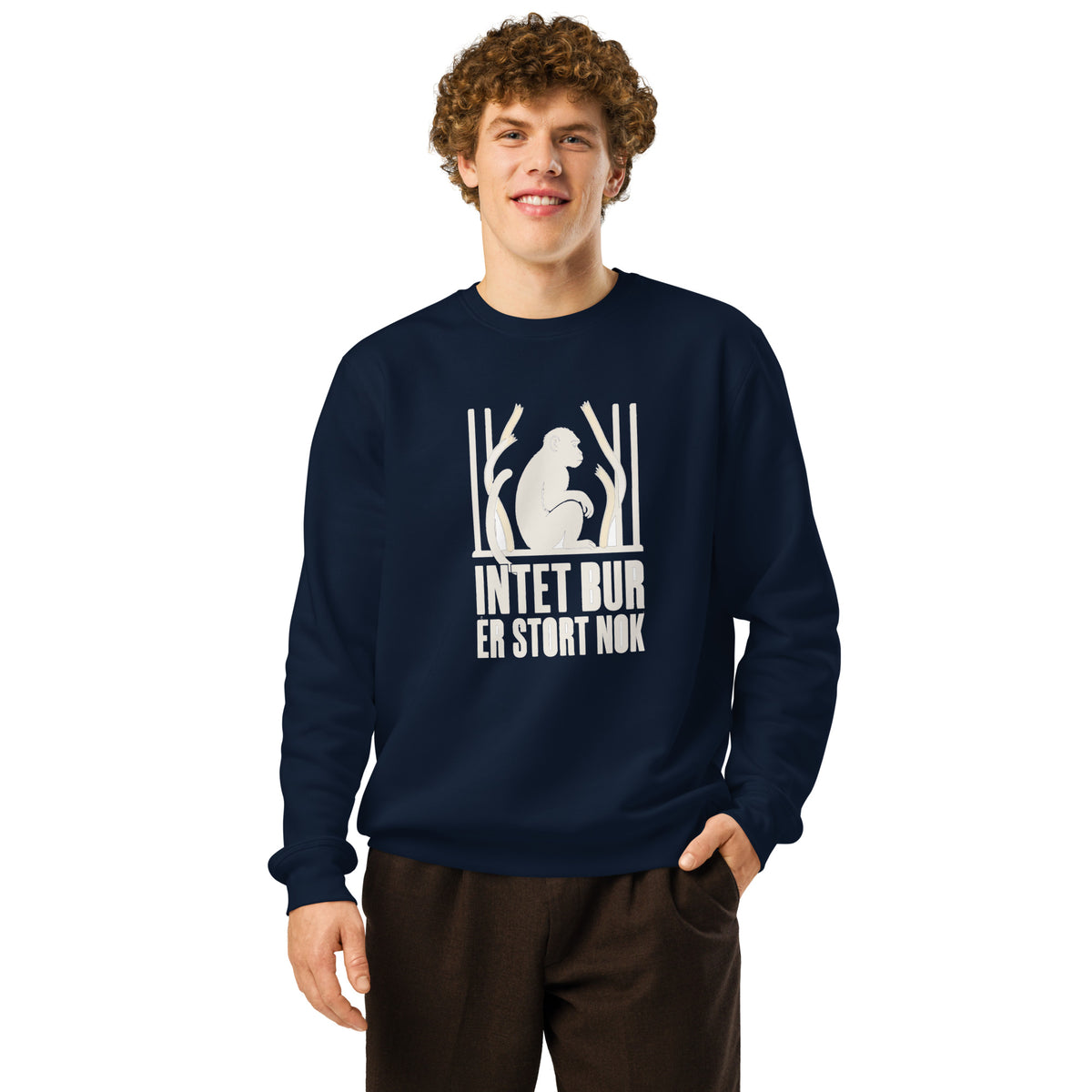 Sweatshirt med teksten Intet bur er stort nok og en abe bag tremmer i farven marineblå, båret af en ung mand