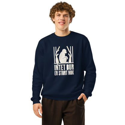 Sweatshirt med teksten Intet bur er stort nok og en abe bag tremmer i farven marineblå, båret af en ung mand