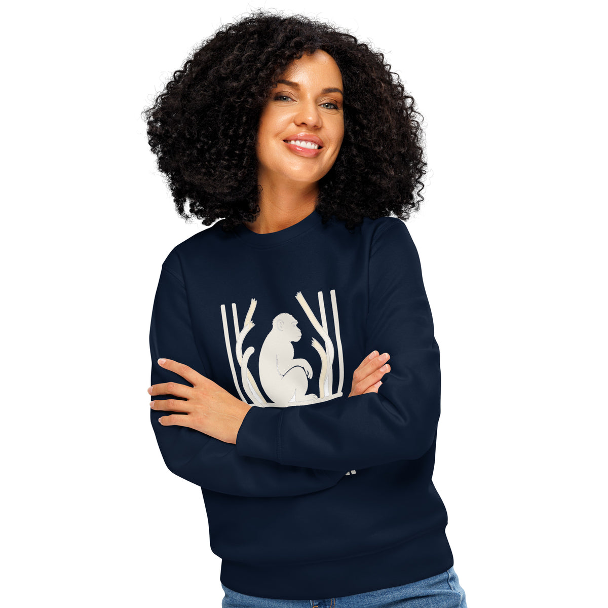 Sweatshirt med teksten Intet bur er stort nok og en abe bag tremmer i farven marineblå, båret af en ung kvinde
