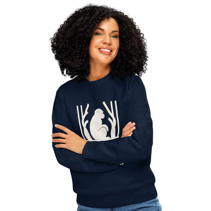Sweatshirt med teksten Intet bur er stort nok og en abe bag tremmer i farven marineblå, båret af en ung kvinde