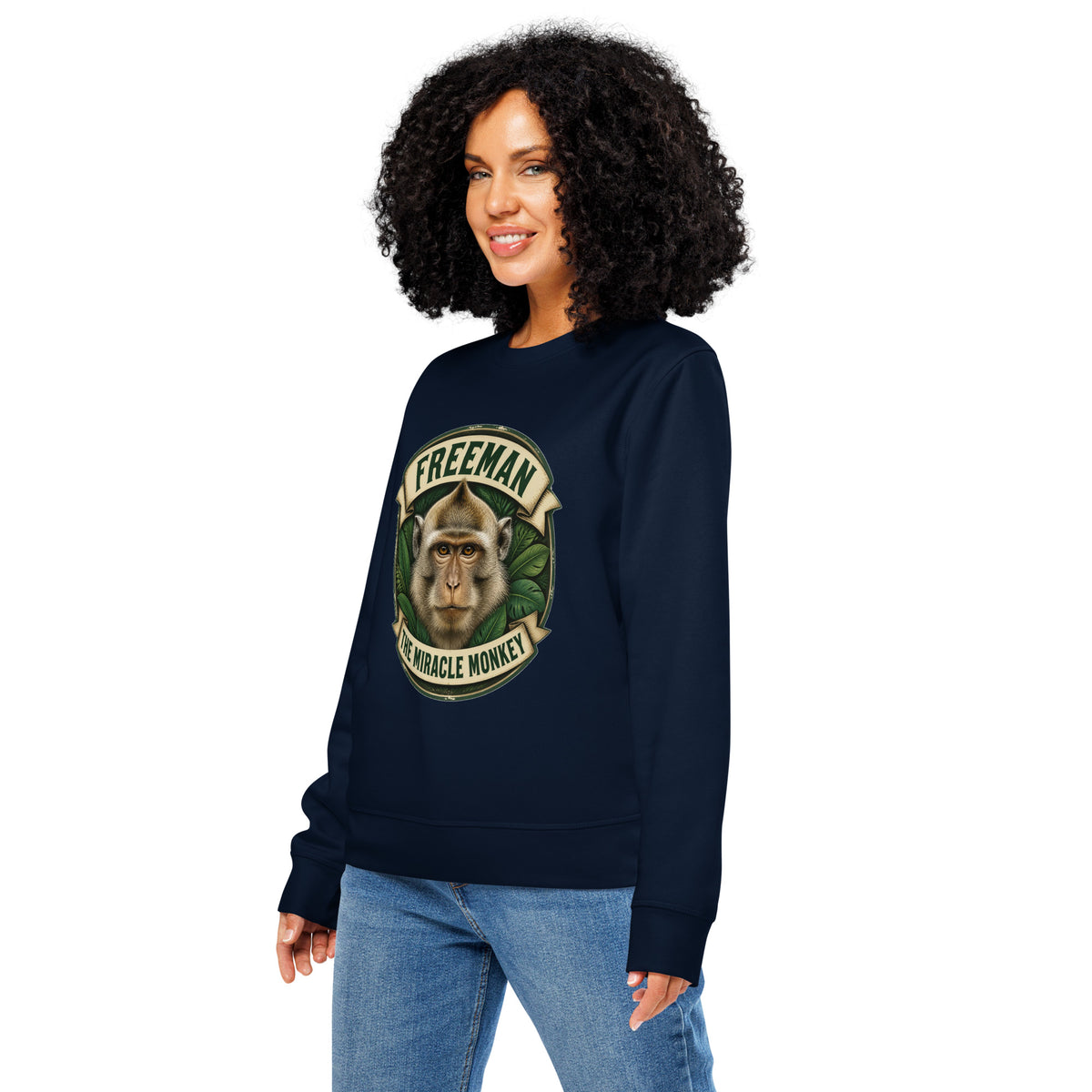 Sweatshirt med Freeman The Miracle Monkey badge med en abe i grønt i farven marineblå, båret af en ung kvinde, set skråt