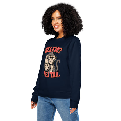 Sweatshirt med teksten Selfie? Nej tak og en abe der holder hånden op i farven marineblå, båret af en ung kvinde, set skråt