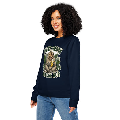 Sweatshirt med teksten Mere banan, mindre bur og en glad abe med en banan i farven marineblå, båret af en ung kvinde, set skråt