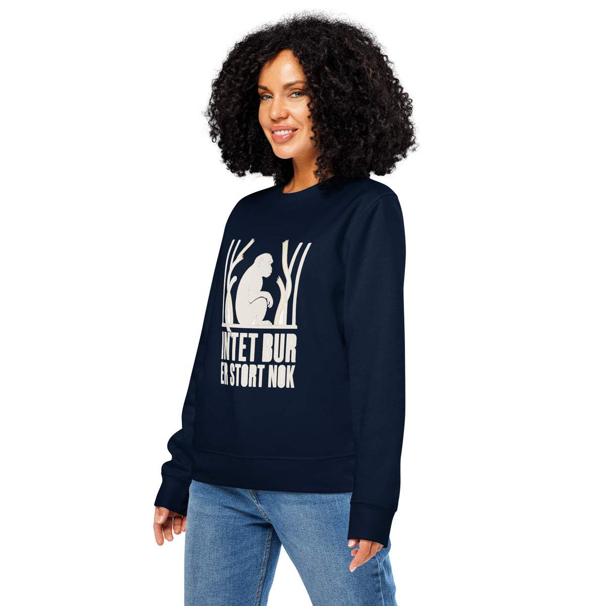 Sweatshirt med teksten Intet bur er stort nok og en abe bag tremmer i farven marineblå, båret af en ung kvinde, set skråt