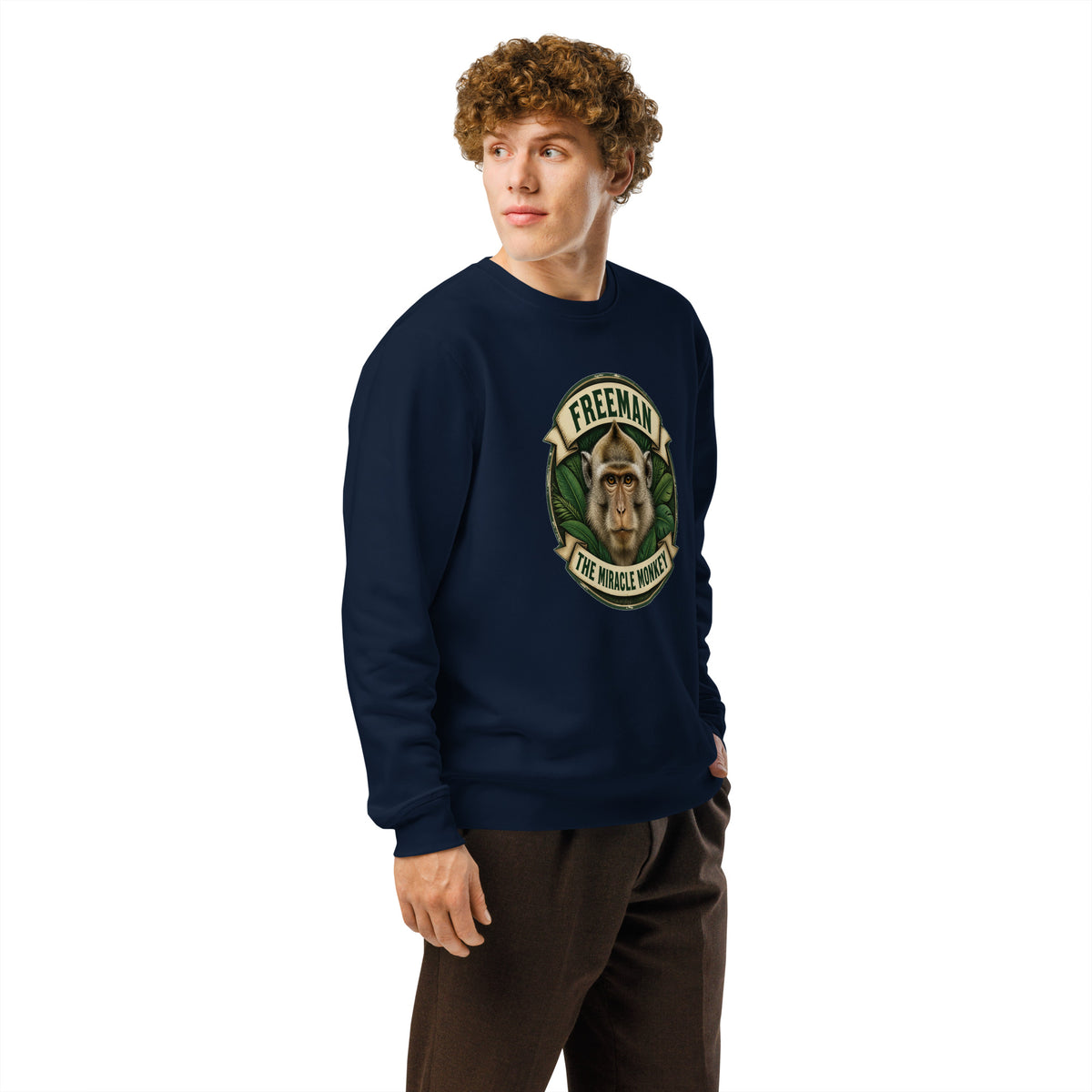 Sweatshirt med Freeman The Miracle Monkey badge med en abe i grønt i farven marineblå, båret af en ung mand, set skråt