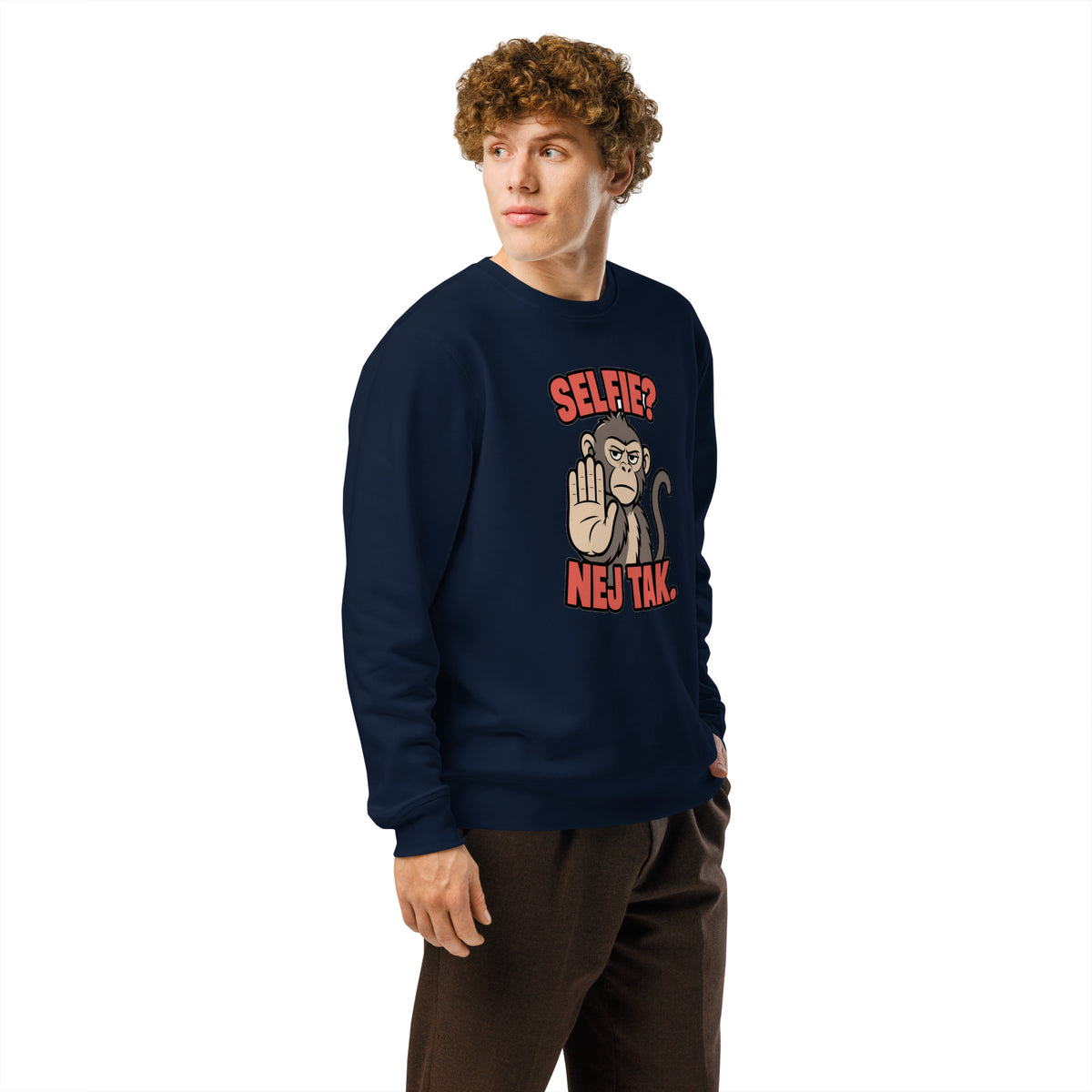 Sweatshirt med teksten Selfie? Nej tak og en abe der holder hånden op i farven marineblå, båret af en ung mand, set skråt