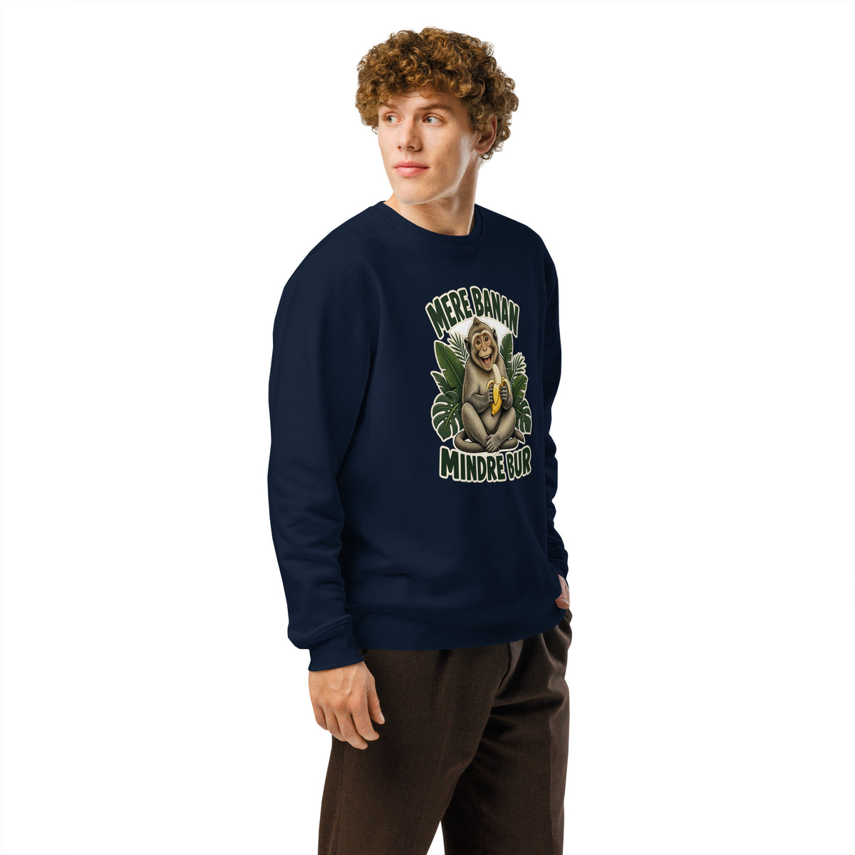 Sweatshirt med teksten Mere banan, mindre bur og en glad abe med en banan i farven marineblå, båret af en ung mand, set skråt