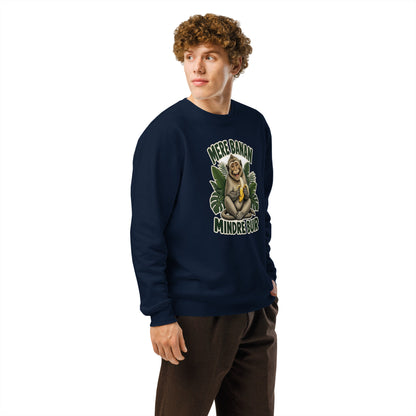 Sweatshirt med teksten Mere banan, mindre bur og en glad abe med en banan i farven marineblå, båret af en ung mand, set skråt