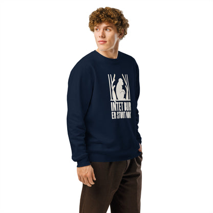 Sweatshirt med teksten Intet bur er stort nok og en abe bag tremmer i farven marineblå, båret af en ung mand, set skråt