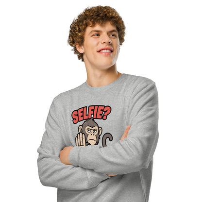 Sweatshirt med teksten Selfie? Nej tak og en abe der holder hånden op i farven lysegrå meleret, båret af en ung mand