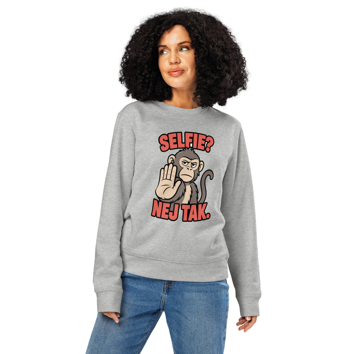 Sweatshirt med teksten Selfie? Nej tak og en abe der holder hånden op i farven lysegrå meleret, båret af en ung kvinde