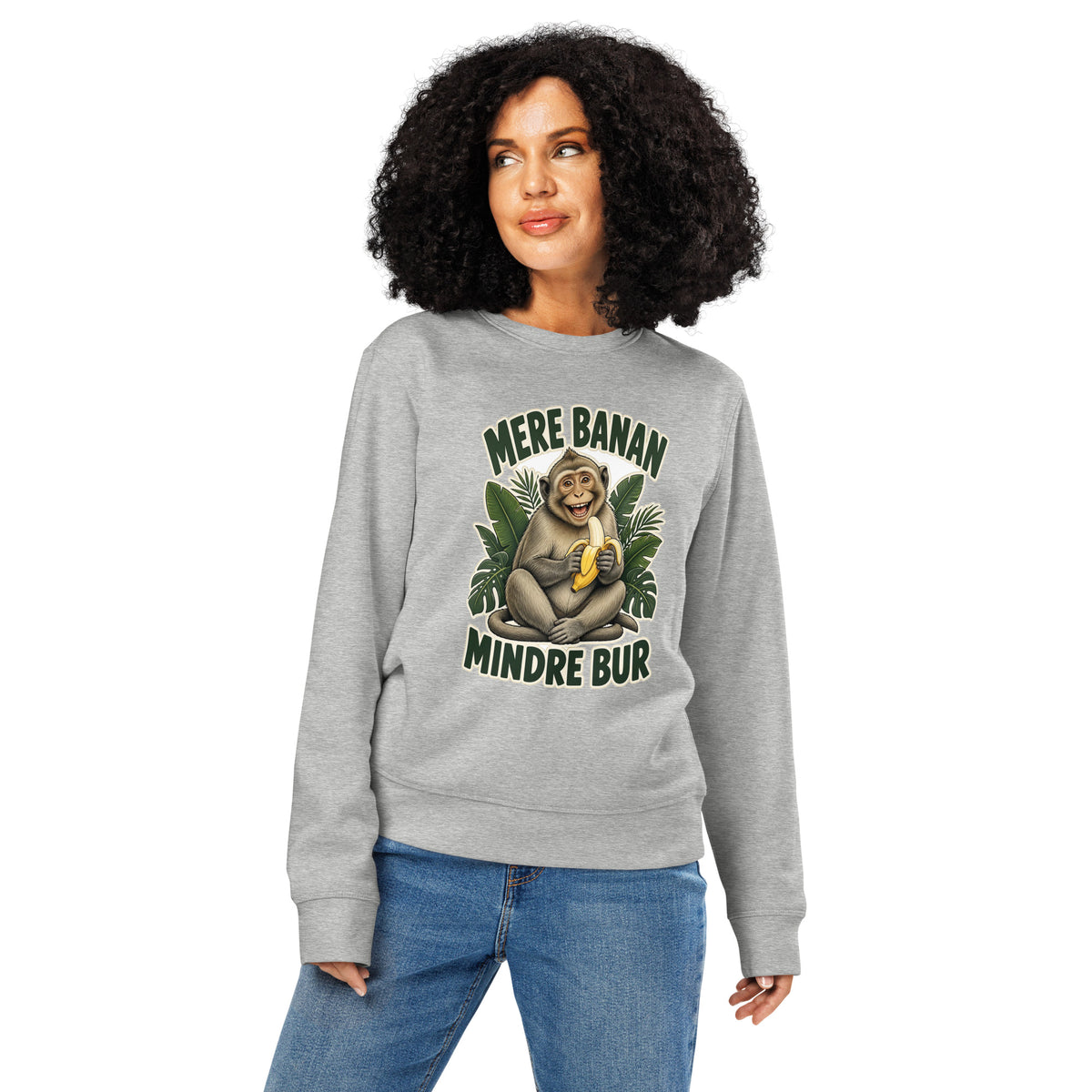 Sweatshirt med teksten Mere banan, mindre bur og en glad abe med en banan i farven lysegrå meleret, båret af en ung kvinde