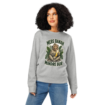 Sweatshirt med teksten Mere banan, mindre bur og en glad abe med en banan i farven lysegrå meleret, båret af en ung kvinde