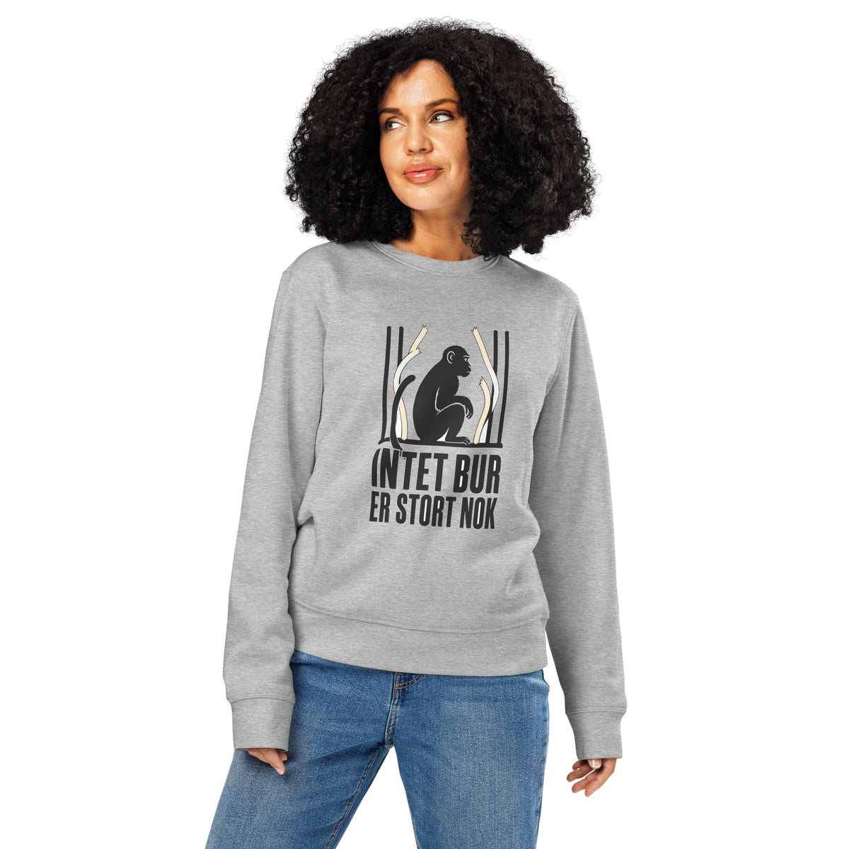 Sweatshirt med teksten Intet bur er stort nok og en abe bag tremmer i farven lysegrå meleret, båret af en ung kvinde