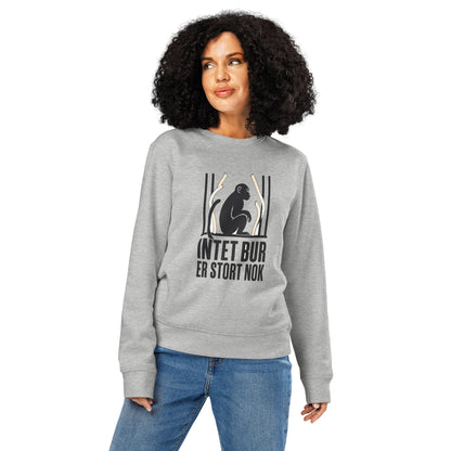 Sweatshirt med teksten Intet bur er stort nok og en abe bag tremmer i farven lysegrå meleret, båret af en ung kvinde