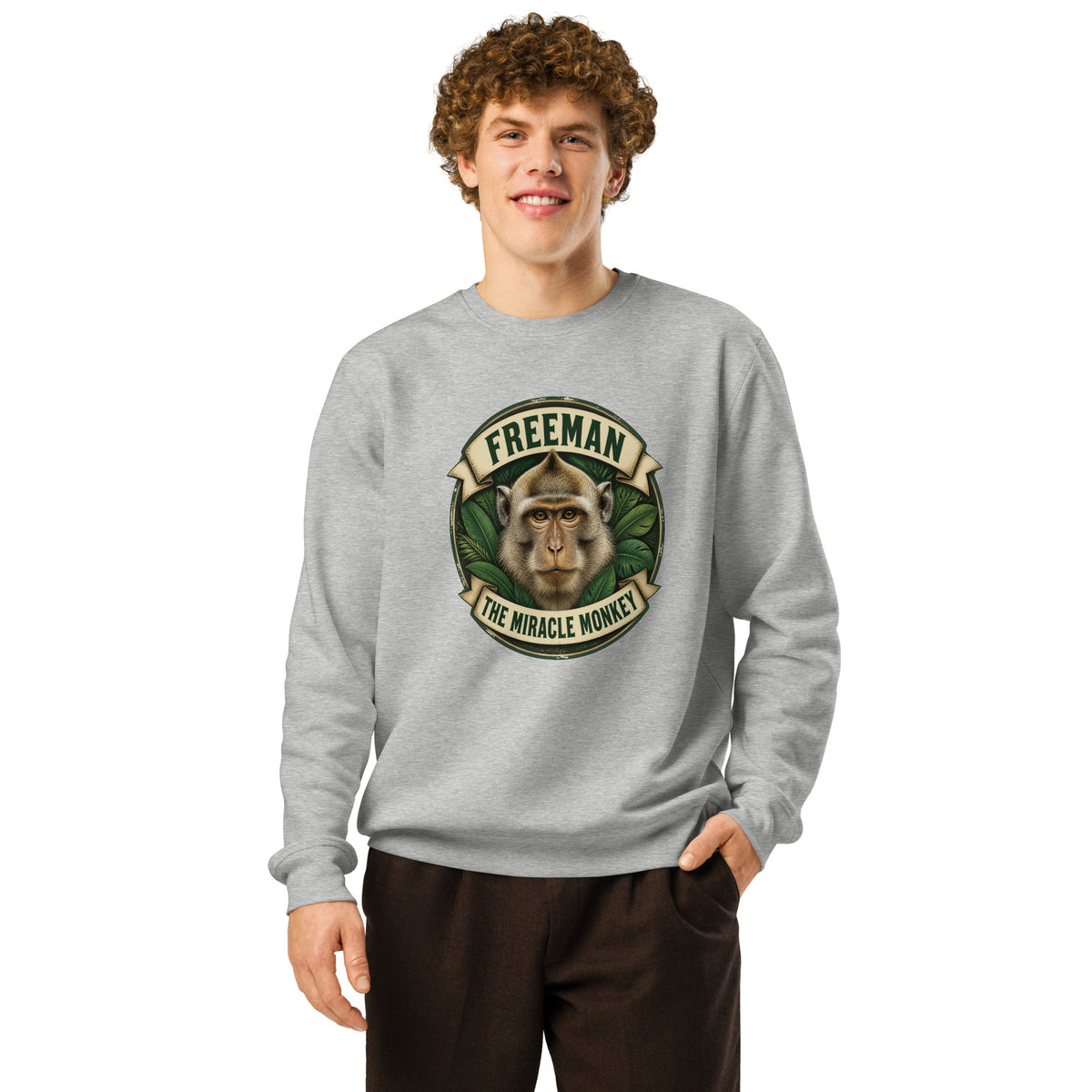 Sweatshirt med Freeman The Miracle Monkey badge med en abe i grønt i farven lysegrå meleret, båret af en ung mand