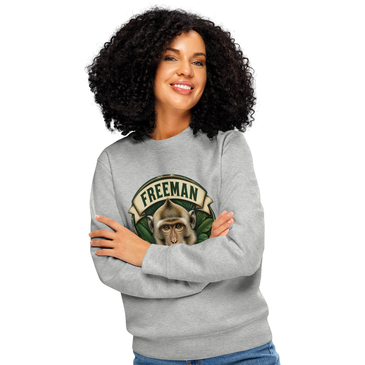 Sweatshirt med Freeman The Miracle Monkey badge med en abe i grønt i farven lysegrå meleret, båret af en ung kvinde