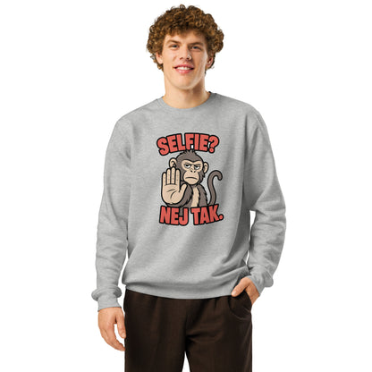 Sweatshirt med teksten Selfie? Nej tak og en abe der holder hånden op i farven lysegrå meleret, båret af en ung mand
