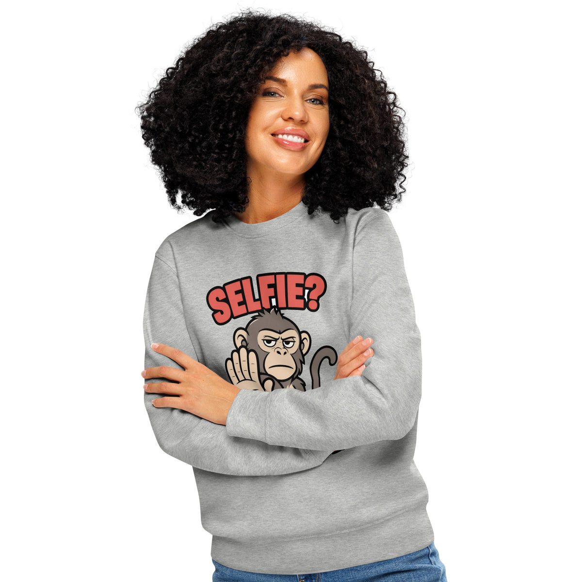Sweatshirt med teksten Selfie? Nej tak og en abe der holder hånden op i farven lysegrå meleret, båret af en ung kvinde