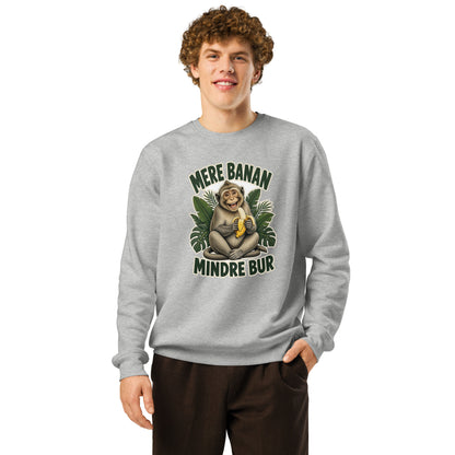 Sweatshirt med teksten Mere banan, mindre bur og en glad abe med en banan i farven lysegrå meleret, båret af en ung mand