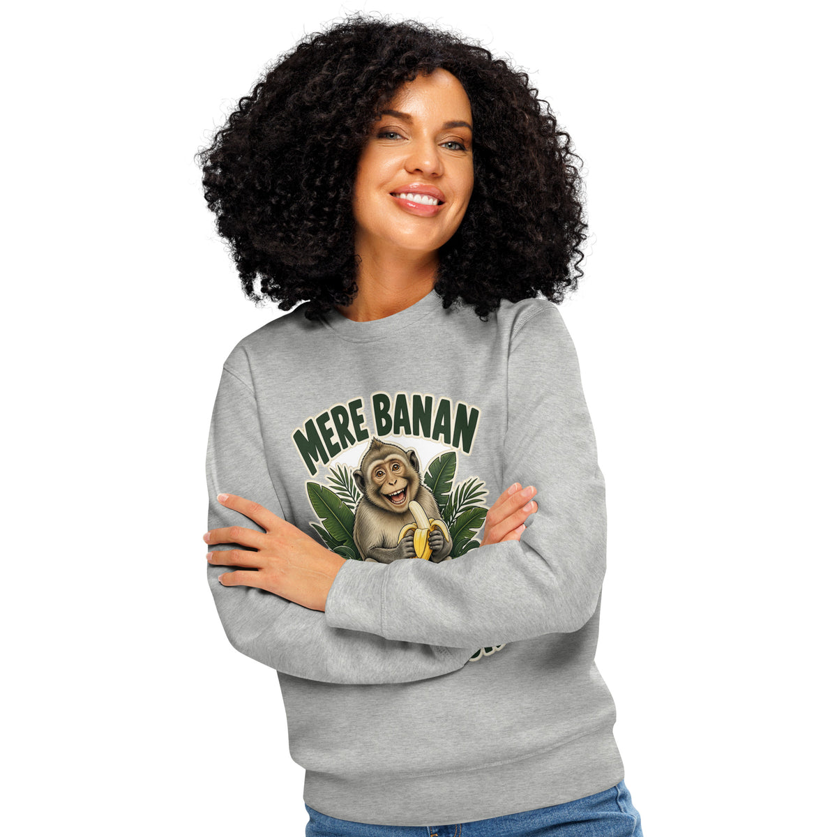 Sweatshirt med teksten Mere banan, mindre bur og en glad abe med en banan i farven lysegrå meleret, båret af en ung kvinde