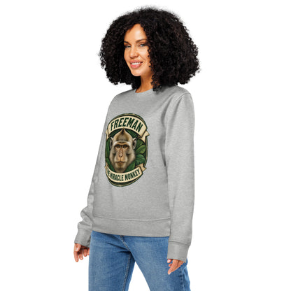 Sweatshirt med Freeman The Miracle Monkey badge med en abe i grønt i farven lysegrå meleret, båret af en ung kvinde, set skråt