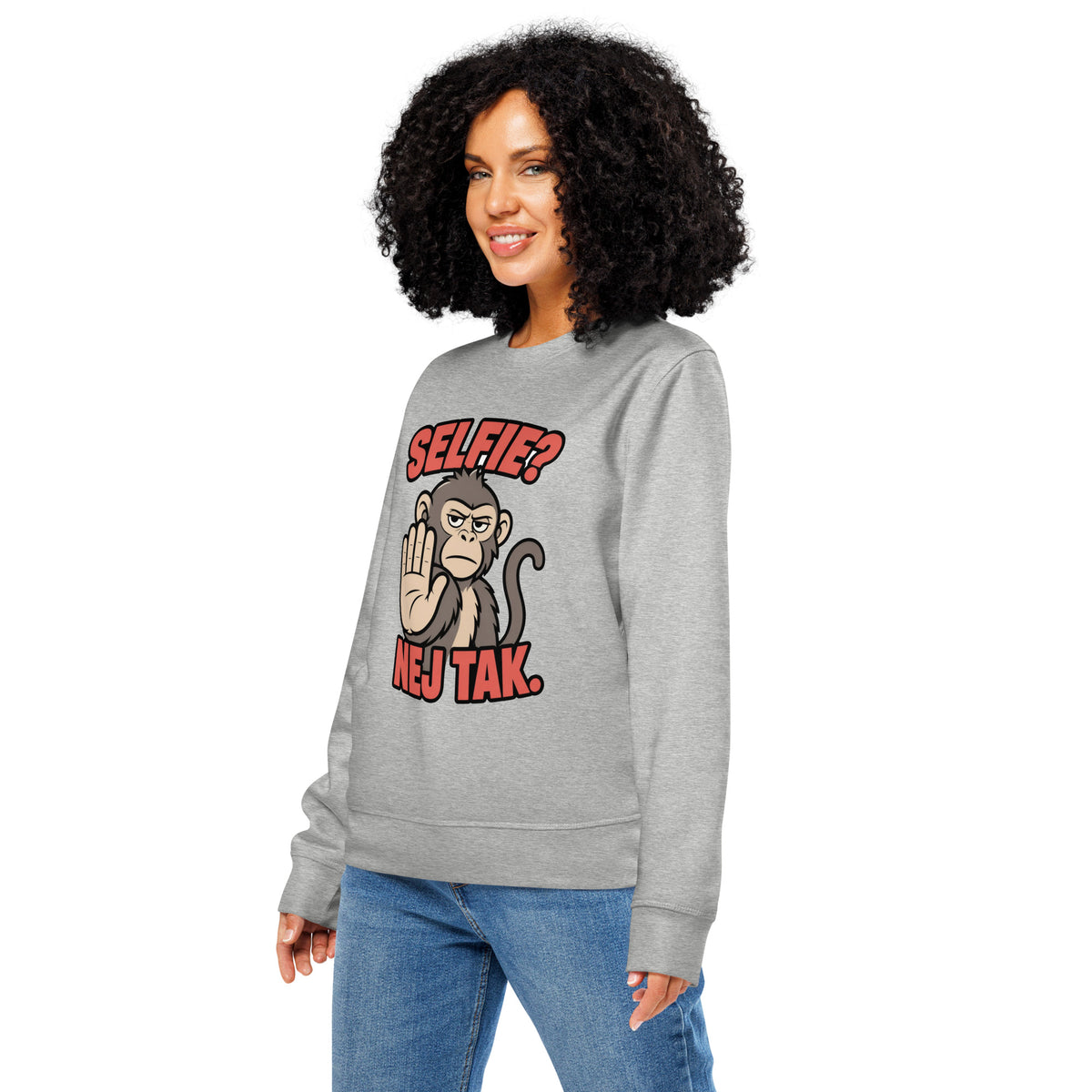 Sweatshirt med teksten Selfie? Nej tak og en abe der holder hånden op i farven lysegrå meleret, båret af en ung kvinde, set skråt