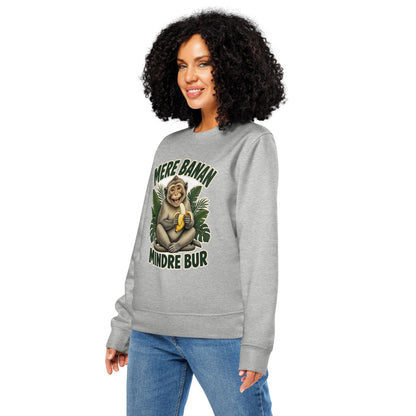 Sweatshirt med teksten Mere banan, mindre bur og en glad abe med en banan i farven lysegrå meleret, båret af en ung kvinde, set skråt