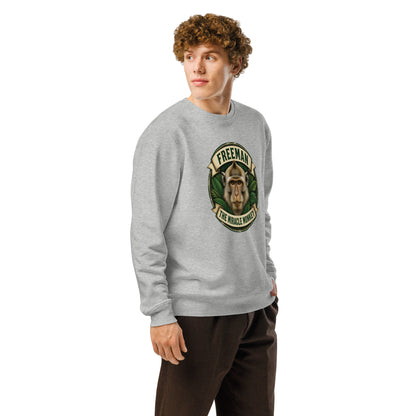 Sweatshirt med Freeman The Miracle Monkey badge med en abe i grønt i farven lysegrå meleret, båret af en ung mand, set skråt