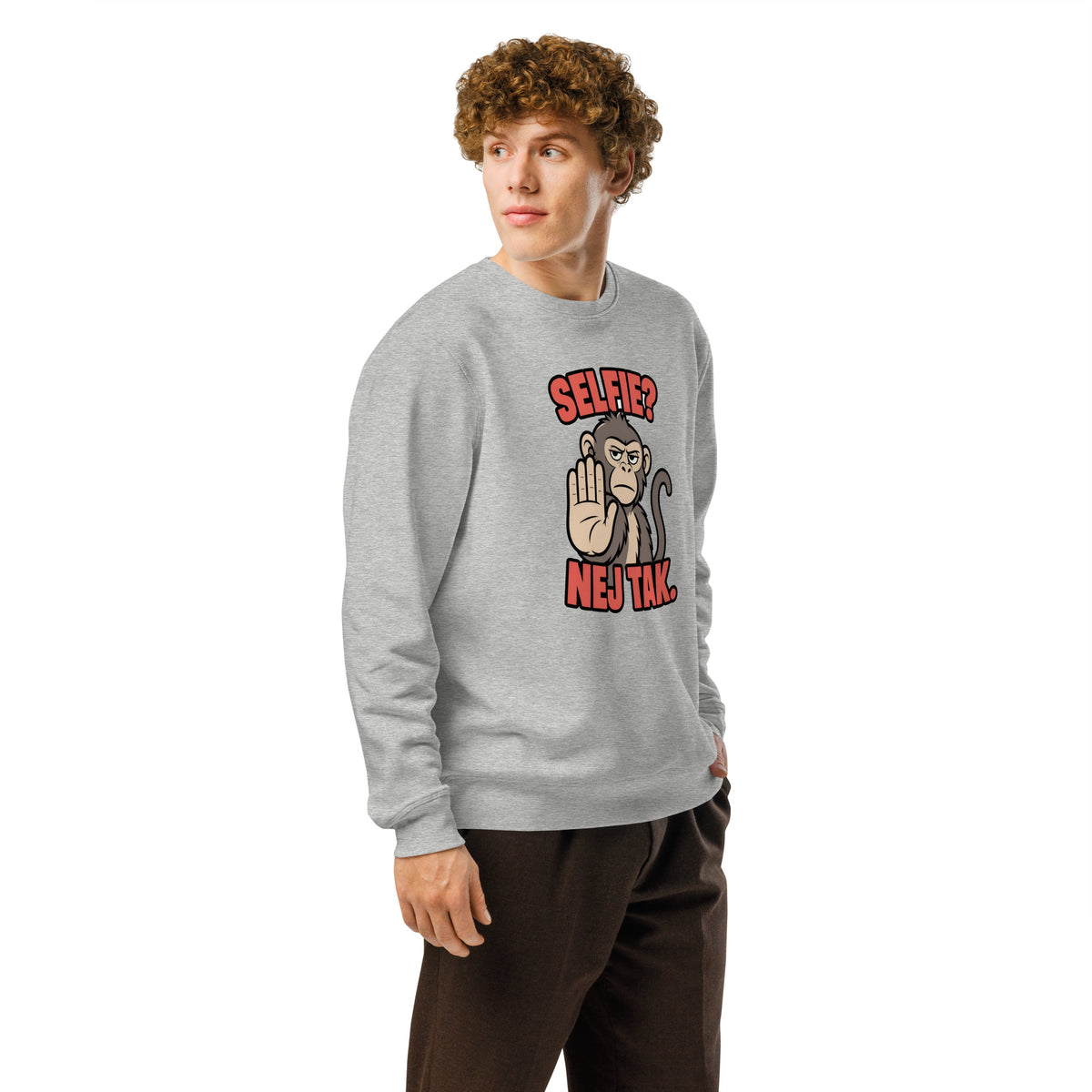 Sweatshirt med teksten Selfie? Nej tak og en abe der holder hånden op i farven lysegrå meleret, båret af en ung mand, set skråt