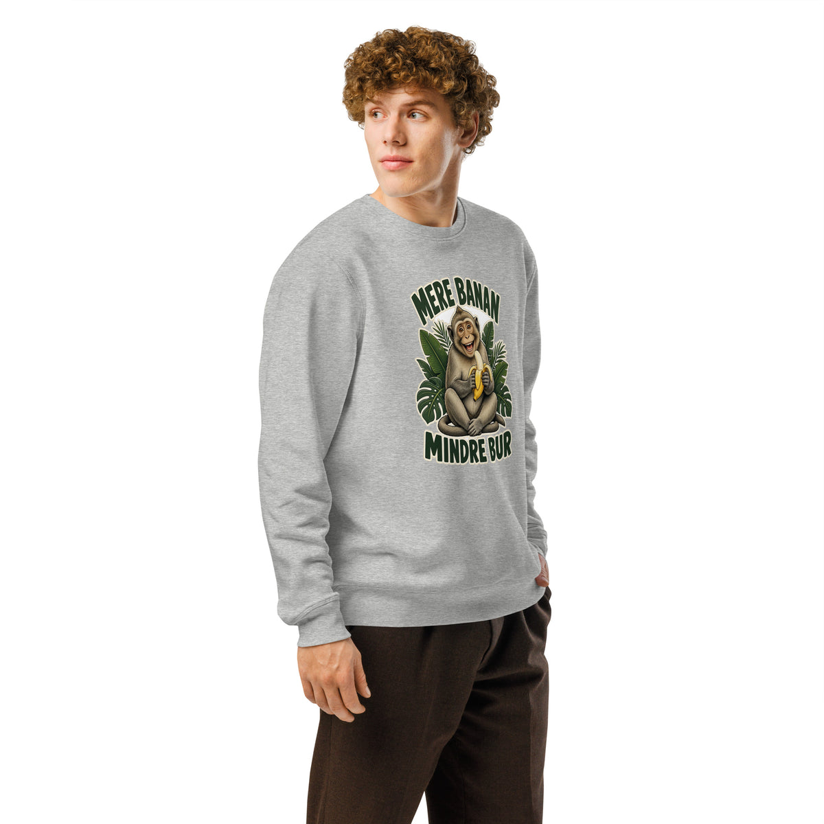 Sweatshirt med teksten Mere banan, mindre bur og en glad abe med en banan i farven lysegrå meleret, båret af en ung mand, set skråt