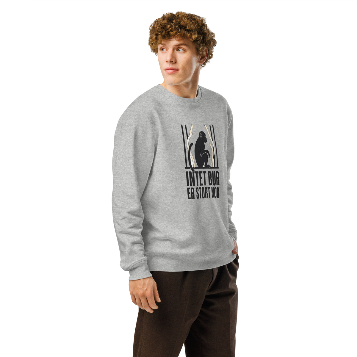 Sweatshirt med teksten Intet bur er stort nok og en abe bag tremmer i farven lysegrå meleret, båret af en ung mand, set skråt