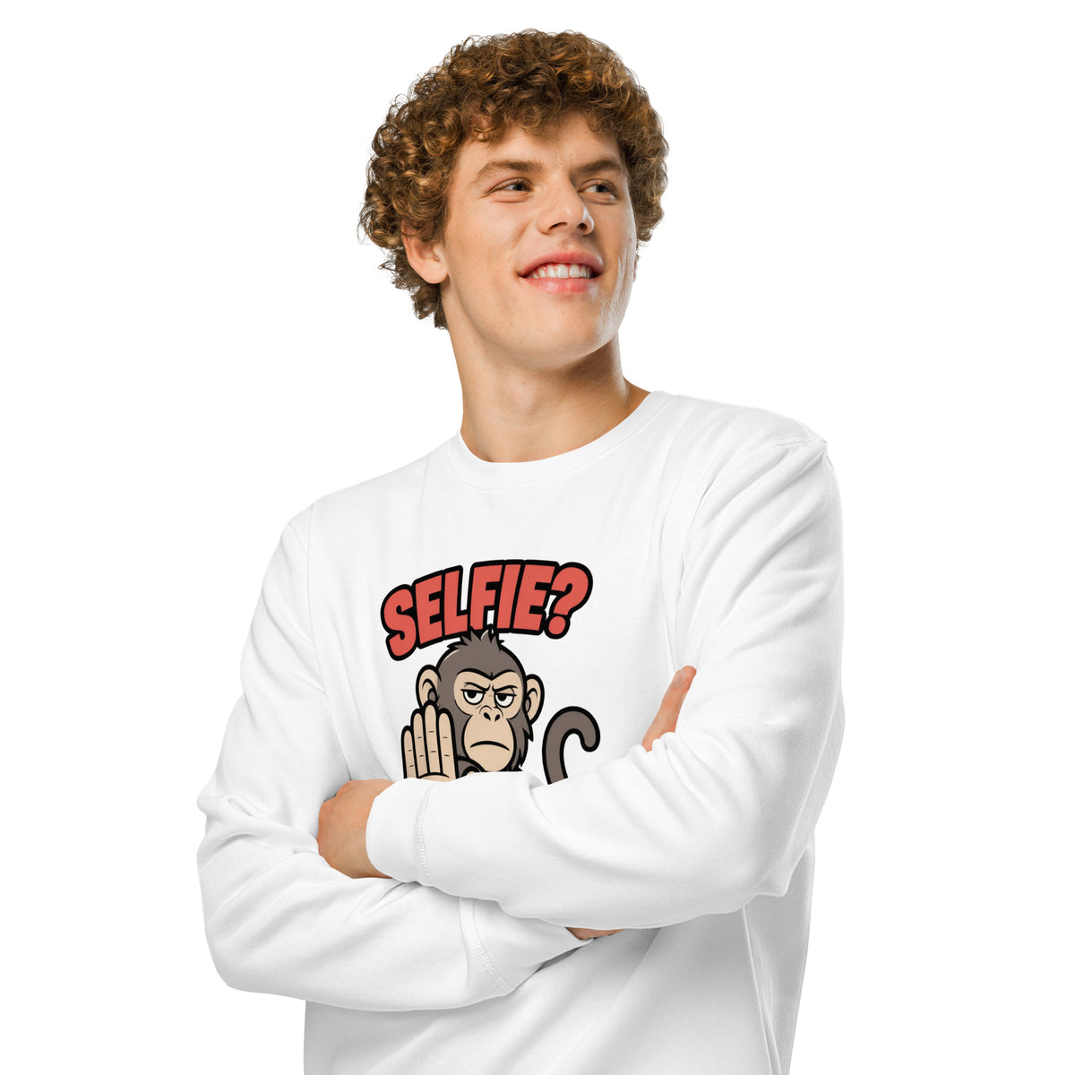 Sweatshirt med teksten Selfie? Nej tak og en abe der holder hånden op i farven hvid, båret af en ung mand