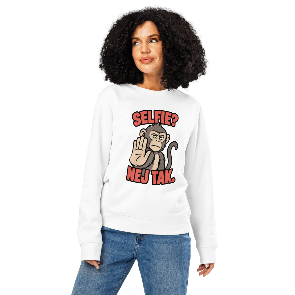 Sweatshirt med teksten Selfie? Nej tak og en abe der holder hånden op i farven hvid, båret af en ung kvinde