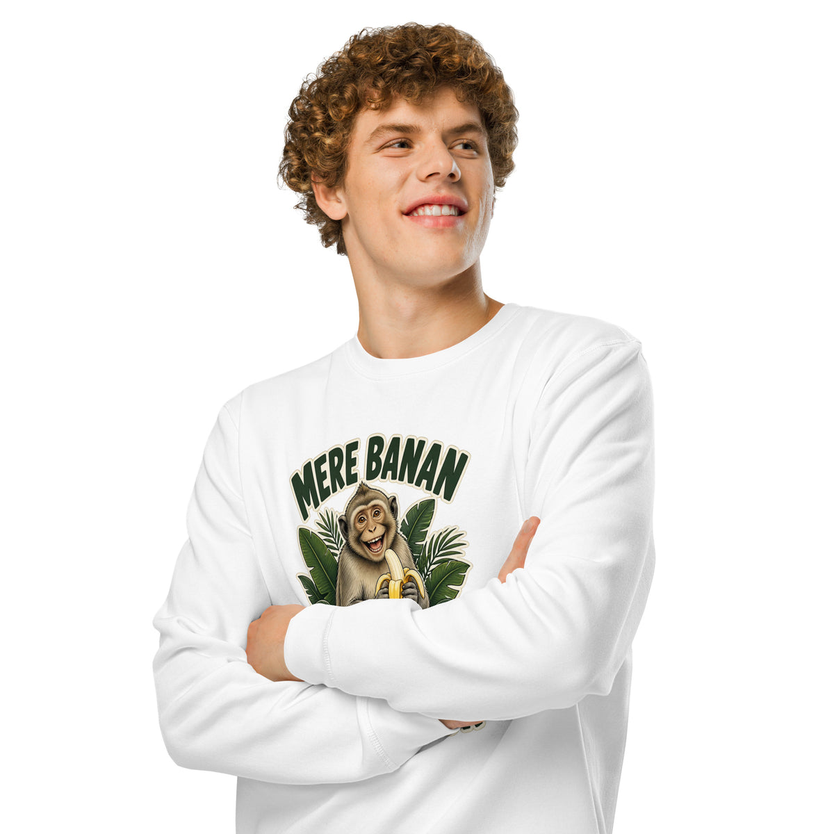 Sweatshirt med teksten Mere banan, mindre bur og en glad abe med en banan i farven hvid, båret af en ung mand