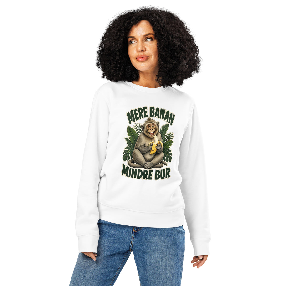 Sweatshirt med teksten Mere banan, mindre bur og en glad abe med en banan i farven hvid, båret af en ung kvinde