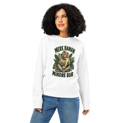 Sweatshirt med teksten Mere banan, mindre bur og en glad abe med en banan i farven hvid, båret af en ung kvinde