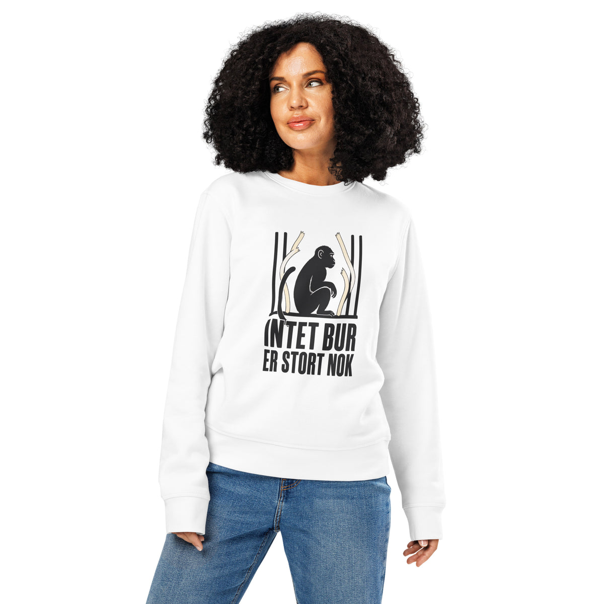 Sweatshirt med teksten Intet bur er stort nok og en abe bag tremmer i farven hvid, båret af en ung kvinde