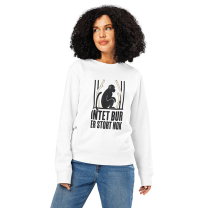 Sweatshirt med teksten Intet bur er stort nok og en abe bag tremmer i farven hvid, båret af en ung kvinde