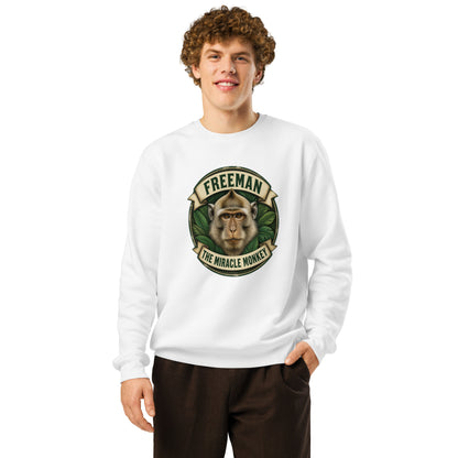 Sweatshirt med Freeman The Miracle Monkey badge med en abe i grønt i farven hvid, båret af en ung mand