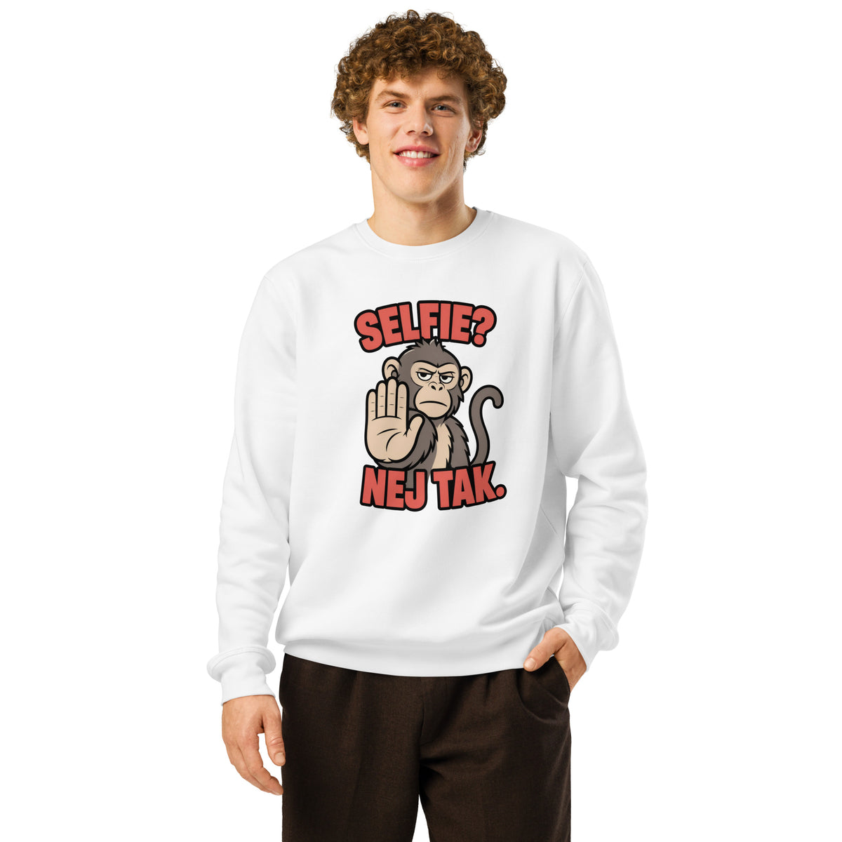 Sweatshirt med teksten Selfie? Nej tak og en abe der holder hånden op i farven hvid, båret af en ung mand