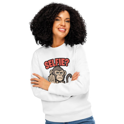 Sweatshirt med teksten Selfie? Nej tak og en abe der holder hånden op i farven hvid, båret af en ung kvinde
