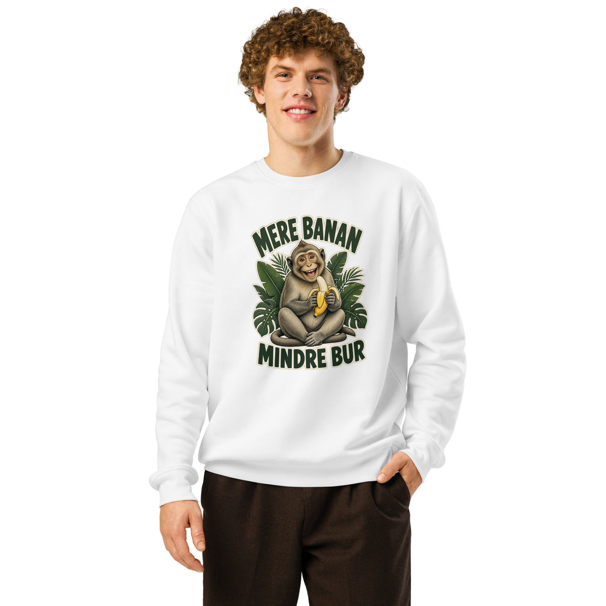 Sweatshirt med teksten Mere banan, mindre bur og en glad abe med en banan i farven hvid, båret af en ung mand
