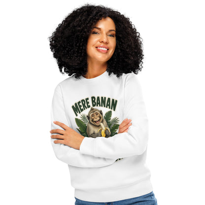 Sweatshirt med teksten Mere banan, mindre bur og en glad abe med en banan i farven hvid, båret af en ung kvinde