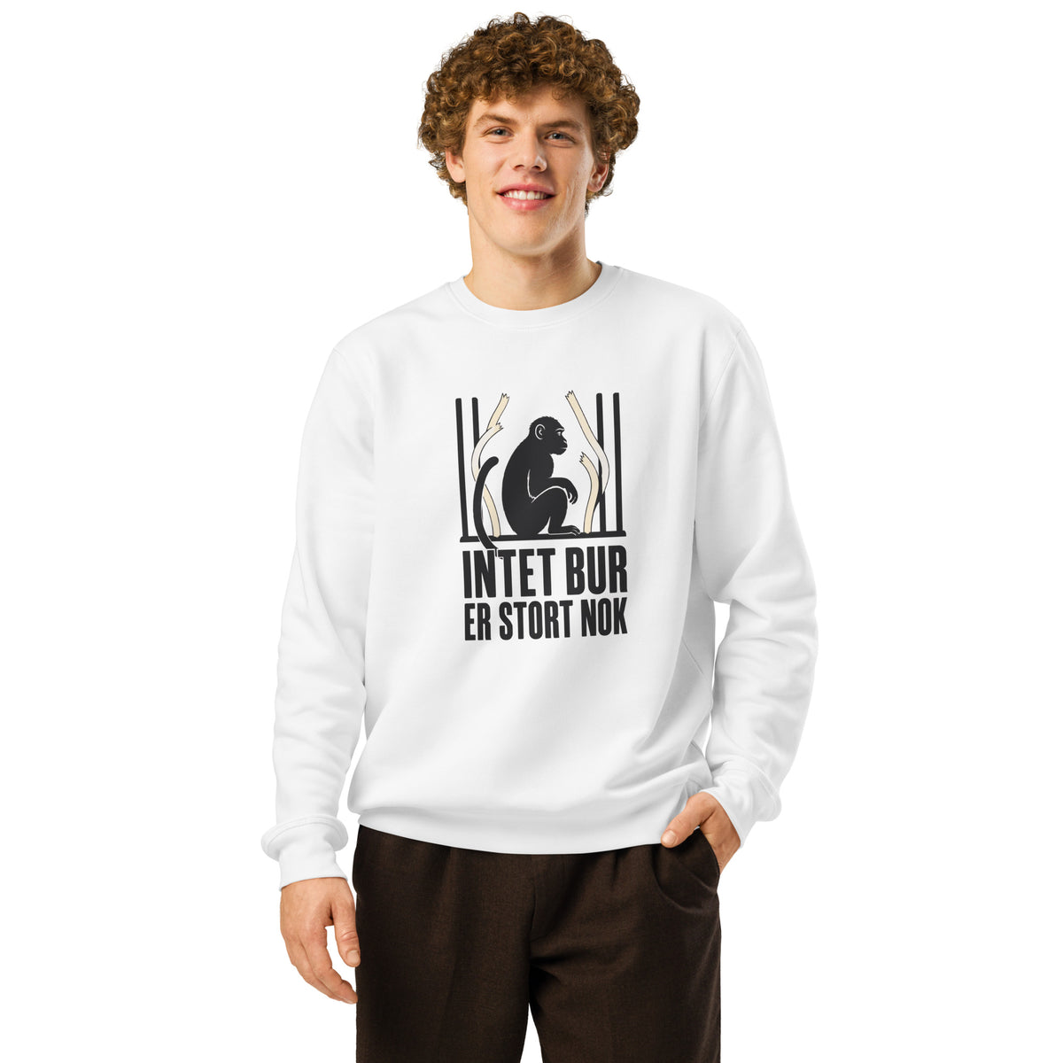 Sweatshirt med teksten Intet bur er stort nok og en abe bag tremmer i farven hvid, båret af en ung mand