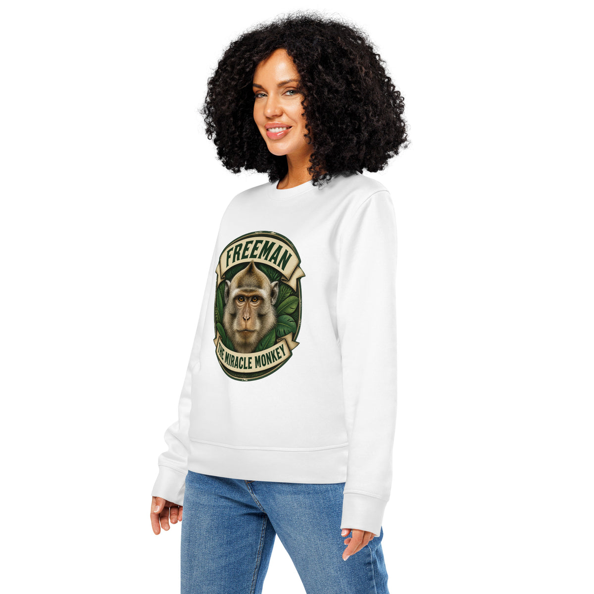 Sweatshirt med Freeman The Miracle Monkey badge med en abe i grønt i farven hvid, båret af en ung kvinde, set skråt