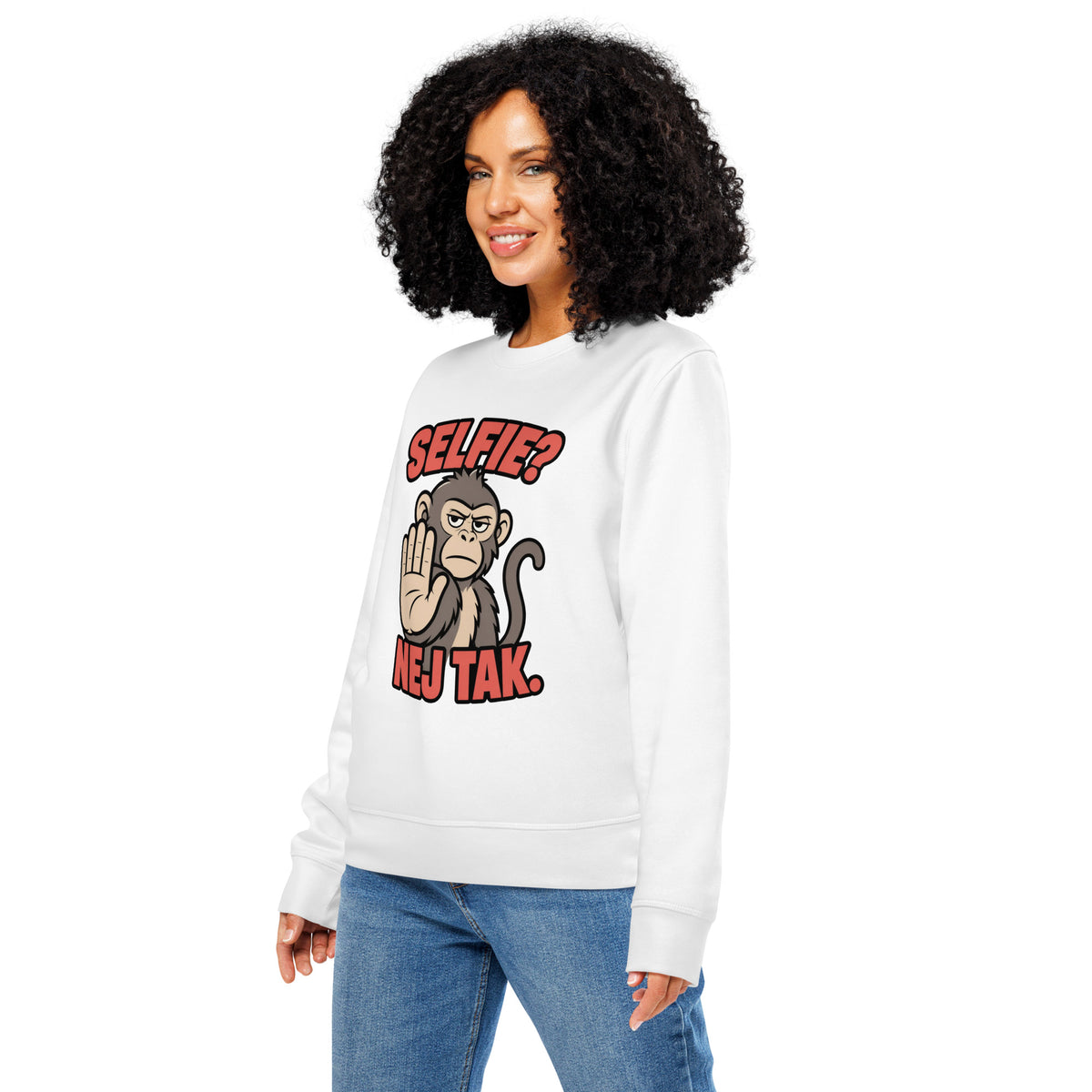 Sweatshirt med teksten Selfie? Nej tak og en abe der holder hånden op i farven hvid, båret af en ung kvinde, set skråt